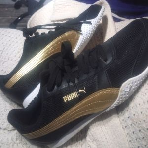 Womens, Black and gold Bella puma Sneakers size 7.us